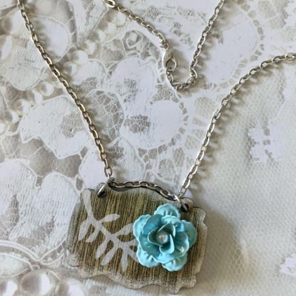 Rose necklace blue and light wood - Picture 6 of 10